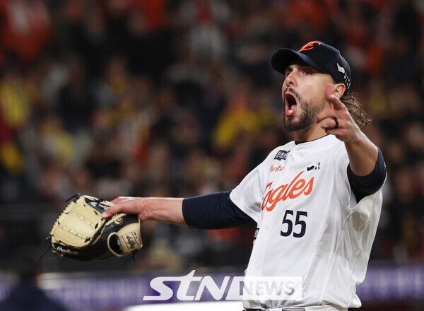 30일 대전 중구 한화생명볼파크에서 열린 2025 KBO 한국시리즈 4차전 LG 트윈스와 한화 이글스의 경기, 8회초 한화 선발 와이스가 마운드를 내려오며 포효하고 있다. /사진=뉴시스