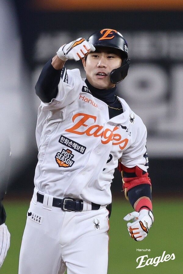 심우준이 지난 29일 대전 한화생명볼파크에서 열린 한국시리즈 LG 트윈스와 3차전에서 8회말 적시타를 친 후 세리머니를 펼치고 있다. /사진=한화 이글스