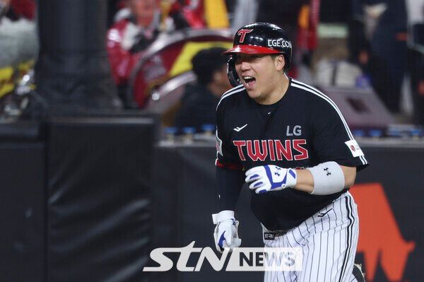 29일 대전 중구 한화생명볼파크에서 열린 2025 KBO 한국시리즈 3차전 LG 트윈스와 한화 이글스의 경기, 4회초 1사 주자 없는 상황 LG 김현수가 역전 솔로 홈런을 치고 베이스를 돌고 있다. /사진=뉴시스