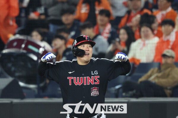 30일 대전 중구 한화생명볼파크에서 열린 2025 KBO 한국시리즈 4차전 LG 트윈스와 한화 이글스의 경기, LG 9회초 공격 2사 주자 2, 3루서 김현수가 2타점 역전 적시타를 때린 뒤 기뻐하고 있다. /사진=뉴시스