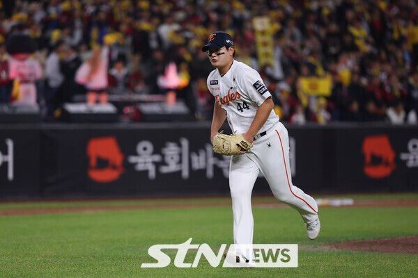 30일 대전 중구 한화생명볼파크에서 열린 2025 KBO 한국시리즈 4차전 LG 트윈스와 한화 이글스의 경기, 9회초 한화 김서현이 마운드를 내려가고 있다. /사진=뉴시스
