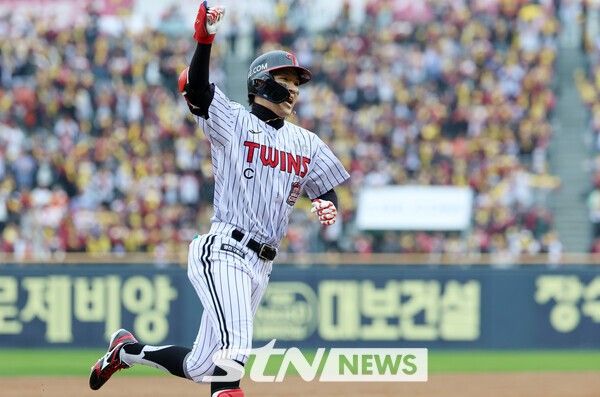 26일 오후 서울 송파구 잠실야구장에서 열린 2025 KBO 한국시리즈 1차전 한화 이글스와 LG 트윈스의 경기, 5회말 LG 선두타자 박해민이 솔로 홈런을 날린 후 기뻐하고 있다. /사진=뉴시스