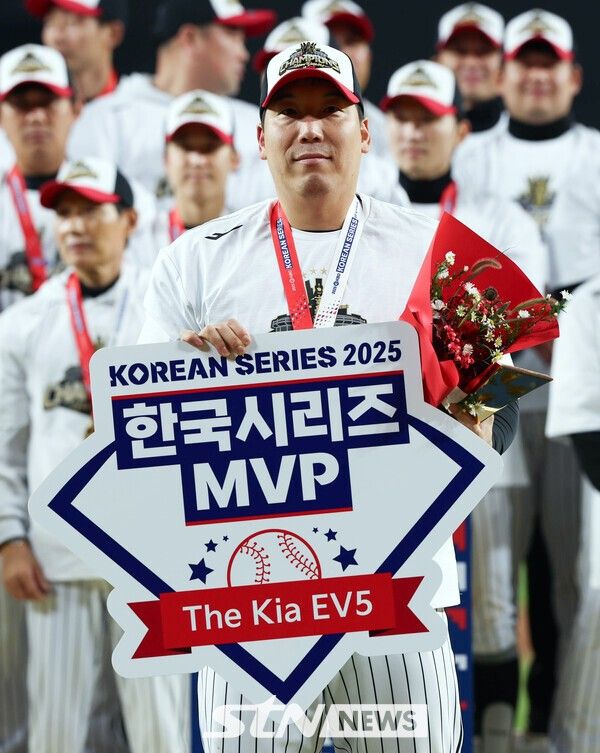 31일 대전 중구 한화생명볼파크에서 열린 2025 KBO 한국시리즈 5차전 LG 트윈스와 한화 이글스의 경기에서 4승 1패 기록으로 통합 우승을 차지한 LG 김현수가 한국시리즈 MVP를 수상하고 있다. /사진=뉴시스