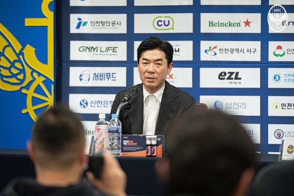 31일 인천축구전용경기장에서 진행된 2025시즌 K리그2 우승 및 승격 기자회견에 참석한 인천유나이티드 윤정환 감독이 인터뷰 중이다. /사진=인천유나이티드