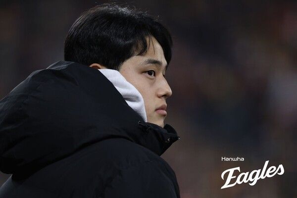 한화 이글스 문동주가 지난 29일 열린 대전 한화생명볼파크에서 열린 한국시리즈 3차전 중 그라운드를 멍하니 바라보고 있다. /사진=한화 이글스