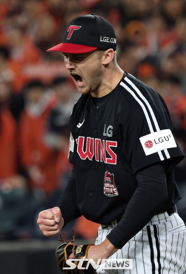 31일 대전 중구 한화생명볼파크에서 열린 2025 KBO 한국시리즈 5차전 LG 트윈스와 한화 이글스의 경기에서 7회말 LG 선발 톨허스트가 한화 공격을 막은 뒤 포효하고 있다. /사진=뉴시스