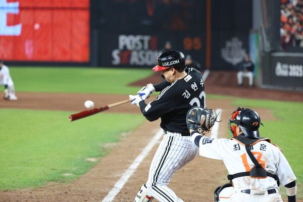 30일 대전 중구 한화생명볼파크에서 열린 2025 KBO 한국시리즈 4차전 LG 트윈스와 한화 이글스의 경기, 6회초 김현수가 와이스를 상대로 안타를 때려내고 있다. /사진=LG 트윈스