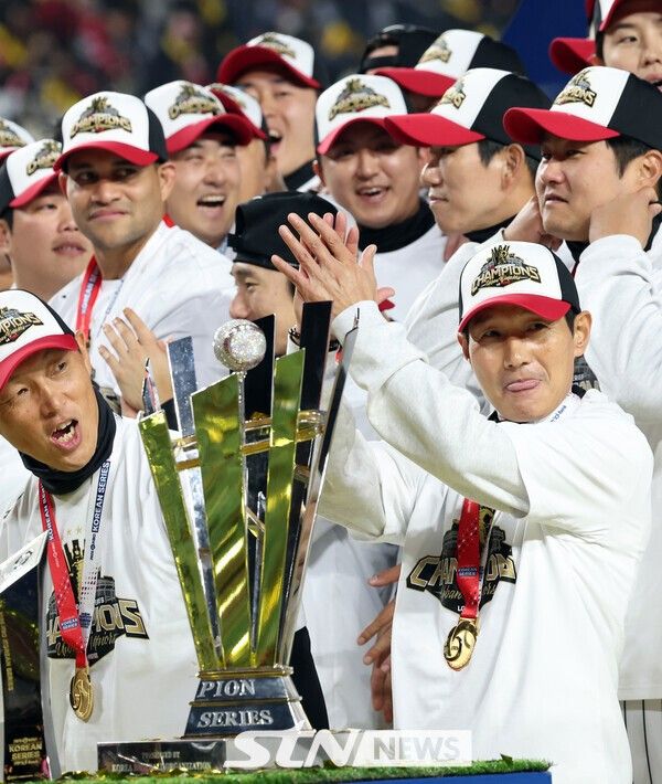 31일 대전 중구 한화생명볼파크에서 염경엽 LG트윈스 감독이 우승 트로피 앞에서 박수치고 있다. /사진=뉴시스