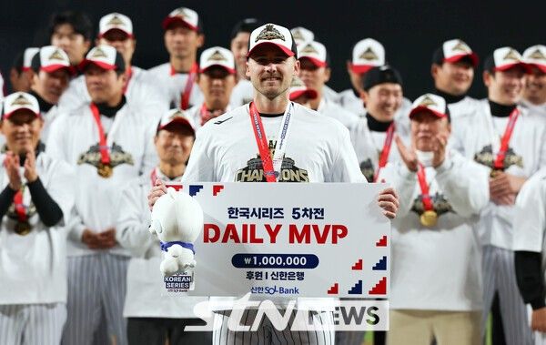 LG 트윈스 톨 허스트가 31일 대전 중구 한화생명볼파크에서 열린 2025 KBO 한국시리즈 5차전 LG 트윈스와 한화 이글스의 경기에서 4-1로 승리하며 우승을 확정 지은 뒤 데일리 MVP를 차지한 뒤 기념촬영하고 있다. /사진=뉴시스