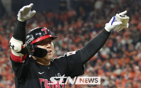 31일 대전 중구 한화생명볼파크에서 열린 2025 KBO 한국시리즈 5차전 LG 트윈스와 한화 이글스의 경기에서 8회초 무사 1루 상황에서 1루타를 때린 LG 김현수가 대주자로 교체된 뒤 팬들을 향해 환호하고 있다. /사진=뉴시스