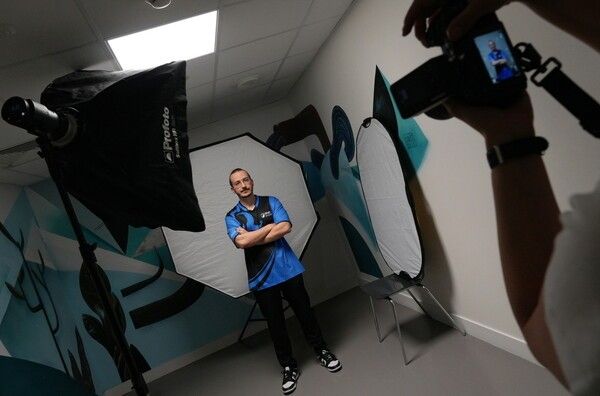 컴투스가 글로벌 e스포츠 대회 ‘서머너즈 워 월드 아레나 챔피언십 2025(이하 SWC2025)’의 월드 파이널 출전 선수 프로필 촬영 현장을 공개했다. (▲‘SWC2025’ 월드 파이널 출전 선수 프로필 촬영 현장 1 (GUTSTHEBERSERK)). /사진=컴투스