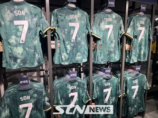 손흥민의 유니폼이 토트넘 홋스퍼 공식 스토어에서 판매되고 있다. 사진┃STN뉴스