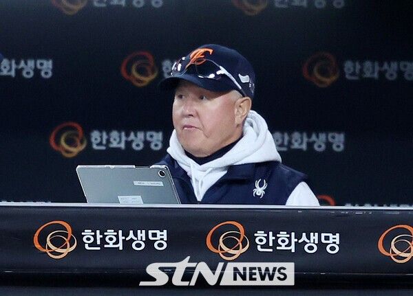 29일 대전 중구 한화생명볼파크에서 열린 2025 KBO 한국시리즈 3차전 LG 트윈스와 한화 이글스의 경기, 김경문 한화 감독이 경기 시작을 기다리고 있다. /사진=뉴시스