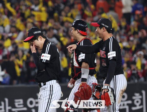 30일 대전 중구 한화생명볼파크에서 열린 2025 KBO 한국시리즈 4차전 LG 트윈스와 한화 이글스의 경기에서 LG트윈스가 7-4로 역전승을 거뒀다. LG트윈스 박해민이 기쁨의 눈물을 흘리고 있다. /사진=뉴시스