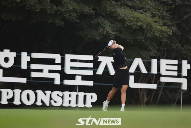 2일 전북 익산시 익산 컨트리클럽(파72) 에서 열린 KLPGA 동부건설·한국토지신탁 챔피언십(총상금 10억 원)에 출전한 김민솔이 샷을 날리고 있다. /사진=손진현 기자