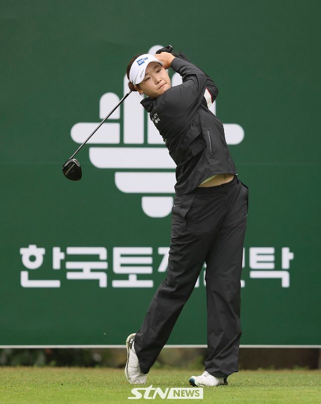 3일 전북 익산시 익산 컨트리클럽(파72) 에서 열린 KLPGA 동부건설·한국토지신탁 챔피언십(총상금 10억 원)에 출전한 김민솔이 샷을 날리고 있다. /사진=손진현 기자