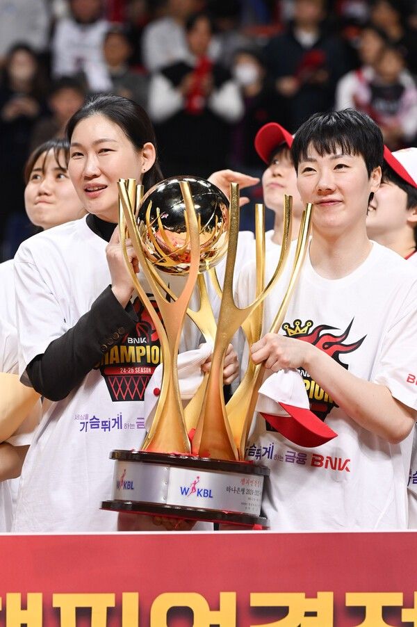 2024~2025 여자프로농구’ 챔프전 챔피언결정전 3차전 우승 세레모니 박정은 감독과 안혜지. /사진=WKBL