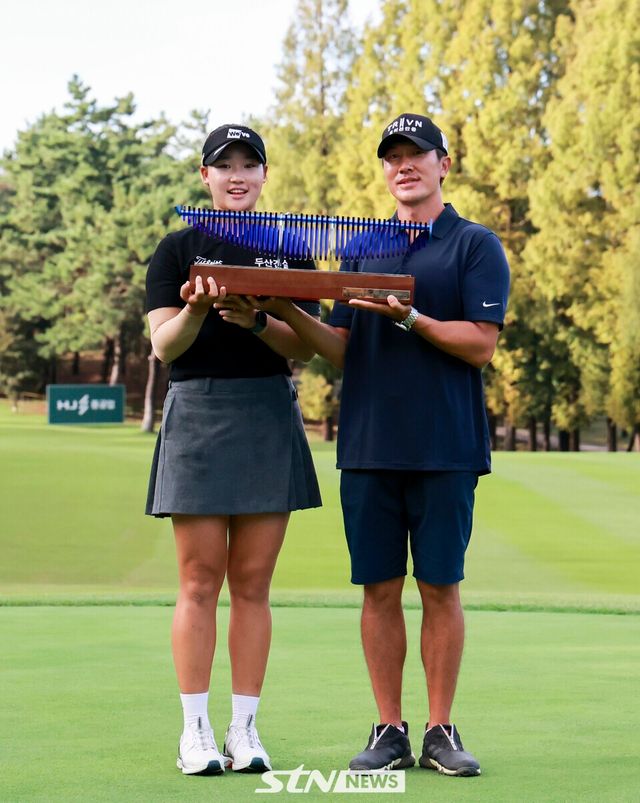 4일 전북 익산시 익산 컨트리클럽(파72) 에서 열린 KLPGA 동부건설·한국토지신탁 챔피언십(총상금 10억 원)에서 우승을 차지한 김민솔이 우승 트로피를 들고 기념 촬영 포즈를 취하고 있다. /사진=손진현 기자