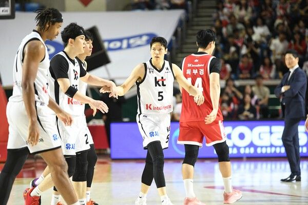 부산 KT 유니폼을 입은 김선형(사진 중앙)을 바라보는 서울 SK 전희철 감독(우측). /사진=KBL