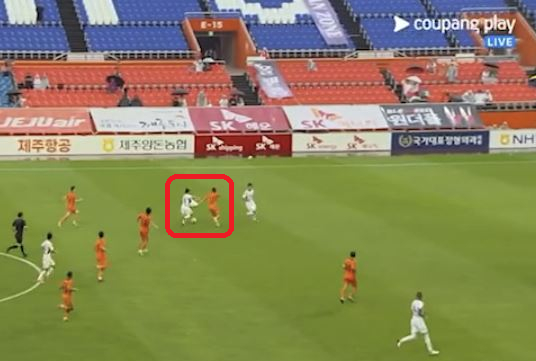3일 제주월드컵경기장에서 하나은행 K리그1 2025 32라운드 경기에서 제주SK 선수가 전북현대 이영재 유니폼을 잡아당기는 장면. /사진=쿠팡플레이