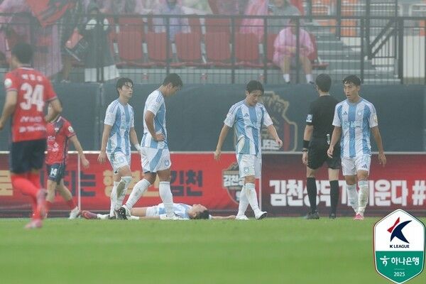 울산 HD 선수들이 5일 김천종합운동장에서 열린 하나은행 K리그1 2025 32라운드 경기에서 김천 상무에 실점한 뒤 고개를 떨구고 있다. /사진=한국프로축구연맹