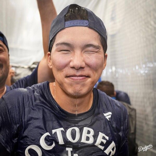 김혜성이 지난 2일(한국시간) 다저스의 디비전시리즈 진출 확정 후 열린 파티에서 동료들과 장난치는 모습이 포착됐다. 사진 | LA다저스 공식 채널