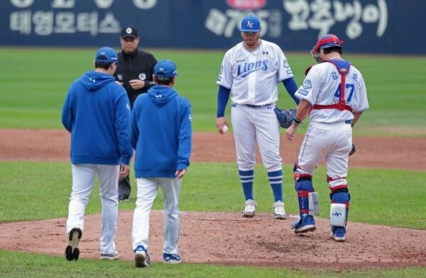 6일 대구 삼성라이온즈파크에서 NC 다이노스와의 2025 신한 쏠뱅크 KBO 포스트시즌 와일드카드 결정전 1차전 선발 투수로 나선 아리엘 후라도가 공을 던지고 있다. /사진=삼성 라이온즈