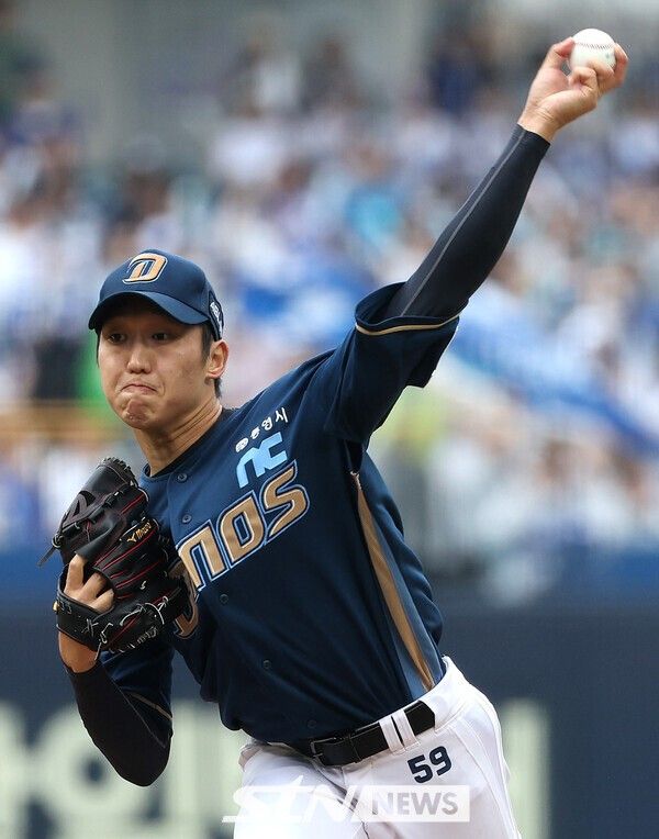 6일 대구 수성구 삼성라이온즈파크에서 열린 2025 신한 SOL 뱅크 KBO리그 와일드카드 1차전 NC 다이노스와 삼성 라이온즈의 경기, 1회말 NC 선발투수 구창모가 공을 던지고 있다. /사진=뉴시스