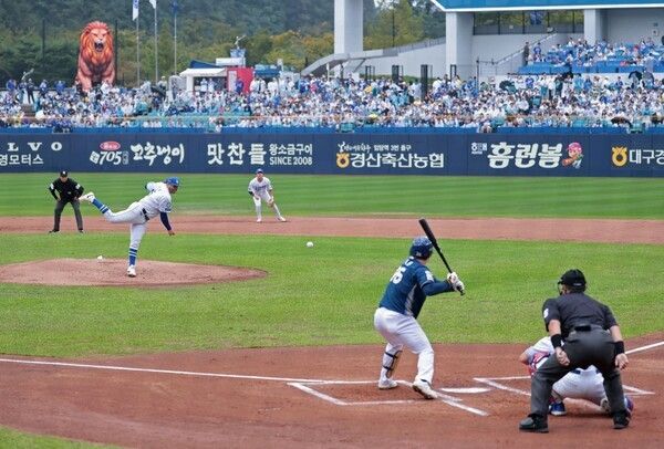 6일 대구 삼성라이온즈파크에서 NC 다이노스와의 2025 신한 쏠뱅크 KBO 포스트시즌 와일드카드 결정전 1차전 선발 투수로 나선 아리엘 후라도가 공을 던지고 있다. /사진=삼성 라이온즈