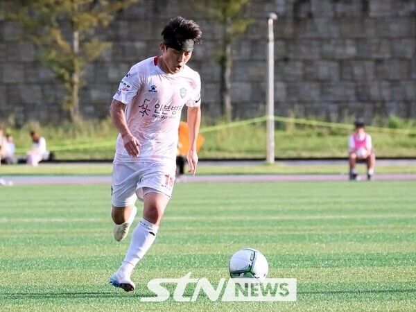 아마추어 K3리그 파주시민축구단 공격수 김영규가 드리블 돌파를 시도하고 있다. /사진=파주시민축구단