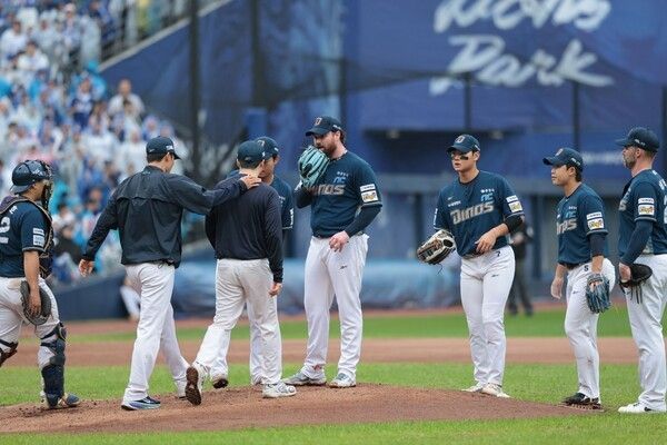 7일 대구 삼성라이온즈파크에서 치러지는 삼성 라이온즈와의 2025 신한 쏠뱅크 KBO리그 와일드카드 결정 2차전에서 NC 다이노스의 투수 로건(가운데)이 지시를 받고 있다. /사진=삼성 라이온즈