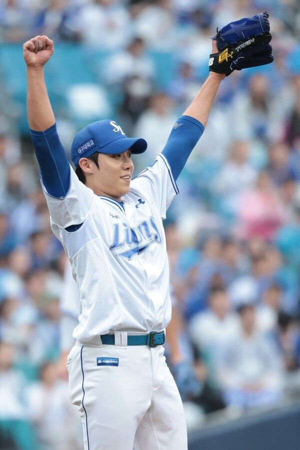 7일 대구 삼성라이온즈파크에서 치러지는 NC 다이노스와의 2025 신한 쏠뱅크 KBO리그 와일드카드 결정 2차전에서 삼성 라이온즈의 투수 원태인이 호투를 선보인 후 자축하고 있다. /사진=삼성 라이온즈