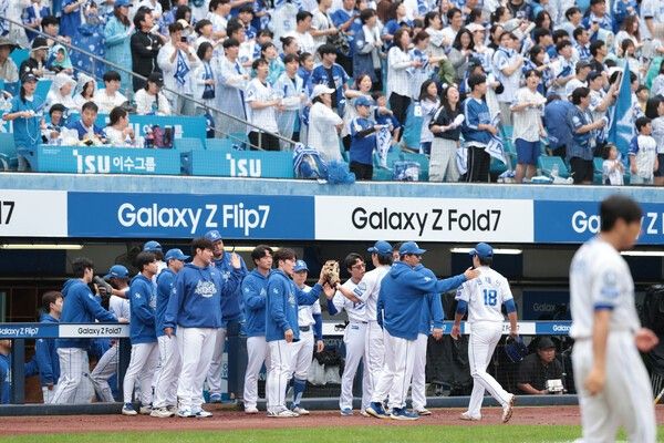7일 대구 삼성라이온즈파크에서 치러지는 NC 다이노스와의 2025 신한 쏠뱅크 KBO리그 와일드카드 결정 2차전에서 삼성 라이온즈의 투수 원태인이 호투를 선보인 후 동료들로부터 격려를 받고 있다. /사진=삼성 라이온즈