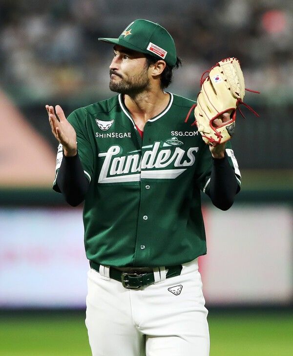 SSG 투수 미치 화이트가 지난달 26일 문학 KT전 선발로 나서 수비에게 박수를 보내고 있다. 사진 | SSG 랜더스