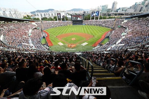올 시즌 프로야구는 정규리그 1200만 관중을 돌파하며 절정의 인기를 자랑했다. 포스트시즌이 이어지는 가운데 이른바 '암표' 문제는 야구 팬들을 화나게 하는 요소다. 사진은 잠실야구장을 가득 메운 관중들(기사 내용과는 무관). /사진=뉴시스