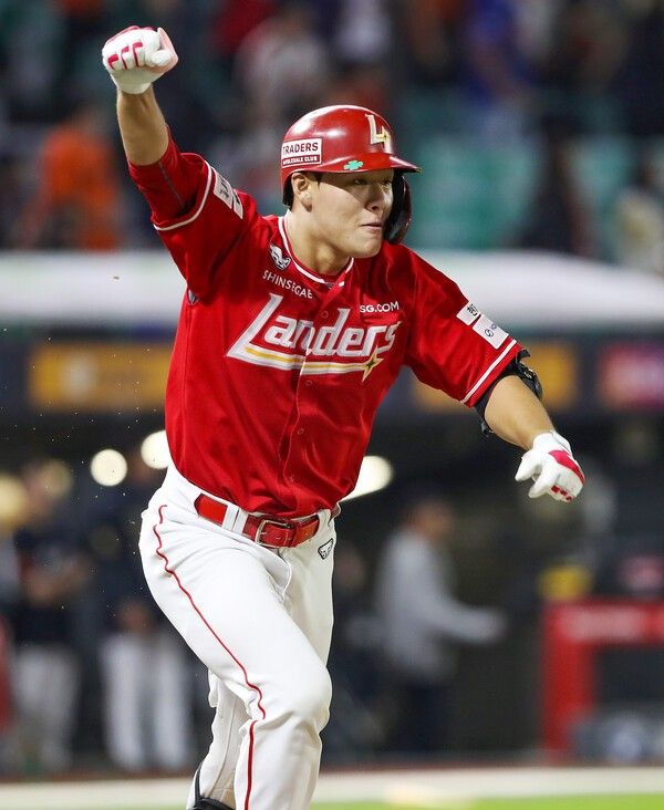 구단 고졸 신인 최초로 포스트시즌 엔트리에 등록된 SSG 랜더스 포수 이율예. /사진=SSG 랜더스