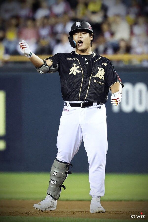 강백호가 지난달 11일 잠실 LG전에서 안타를 친 후 포효하고 있다. 사진 | KT위즈