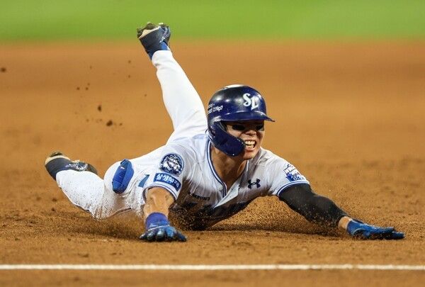 김성윤이 지난 8월 22일 대구 키움전에서 슬라이딩을 하고 있다. 사진 | 삼성 라이온즈