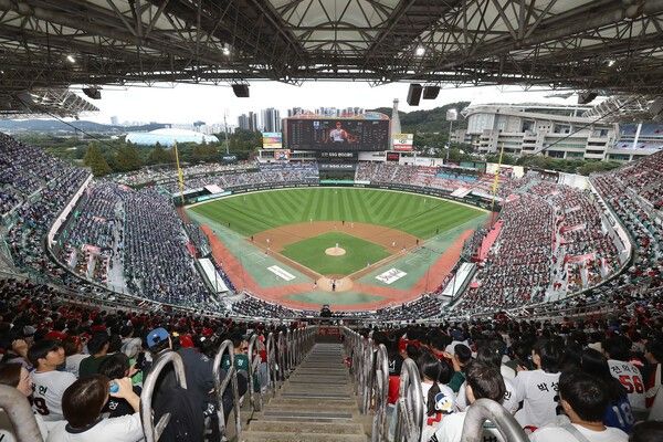 9일 인천 SSG랜더스필드에서 열린 SSG 랜더스와 삼성 라이온즈의 ‘2025 신한 쏠뱅크 KBO리그 준플레이오프(5전 3선승제) 1차전 경기장 관중석 모습. /사진=SSG 랜더스