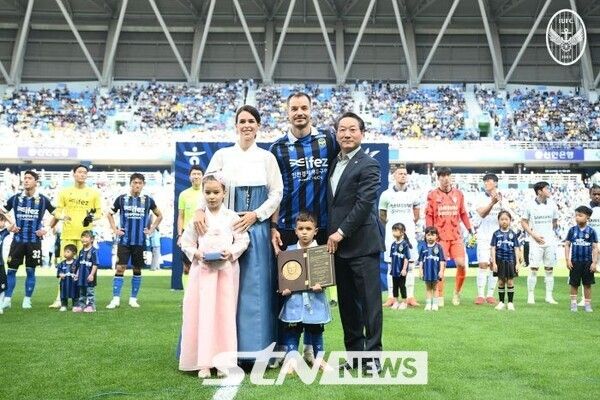 스테판 무고사 선수와 가족과 함께한 유정복 인천시장. /사진=인천시