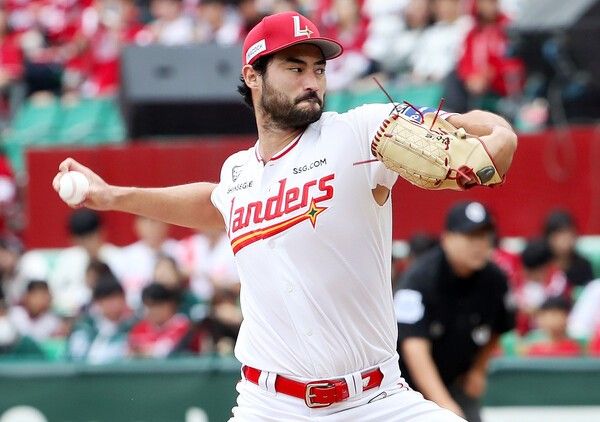 9일 오후 인천 SSG랜더스필드에서 열린 삼성 라이온즈와의 2025 신한 쏠뱅크 KBO 포스트시즌(PS) 준플레이오프(준PO) 1차전에 선발 등판해 2이닝 동안 총59개의 공을 던져 6피안타(2피홈런) 3실점(3자책) 3볼넷을 기록하면서 조기 강판된 투수 미치 화이트. /사진=SSG 랜더스