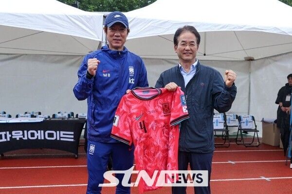 이동환 시장과 홍명보 대표팀 감독. /사진=고양시