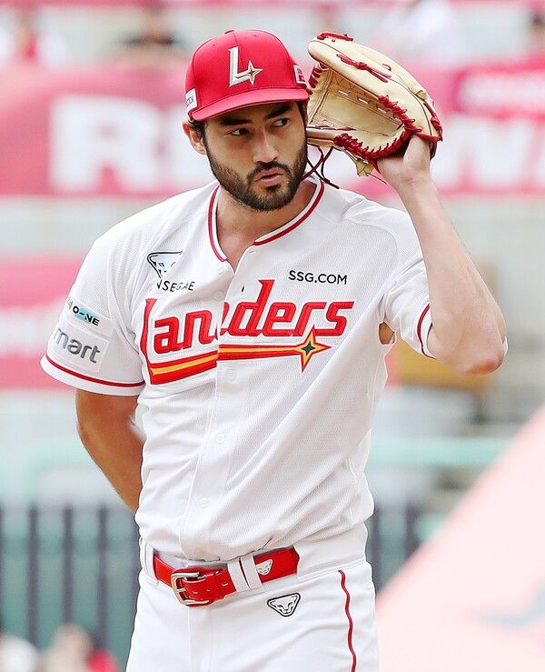 9일 오후 인천 SSG랜더스필드에서 열린 삼성 라이온즈와의 2025 신한 쏠뱅크 KBO 포스트시즌(PS) 준플레이오프(준PO) 1차전에 선발 등판해 2이닝 동안 총59개의 공을 던져 6피안타(2피홈런) 3실점(3자책) 3볼넷을 기록하면서 조기 강판된 투수 미치 화이트. /사진=SSG 랜더스