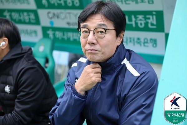 1일 대전월드컵경기장에서 치러진 FC서울과의 하나은행 K리그1 2025 35라운드 경기에서 대전하나시티즌 화언홍 감독이 그라운드를 바라보고 있다. /사진=한국프로축구연맹