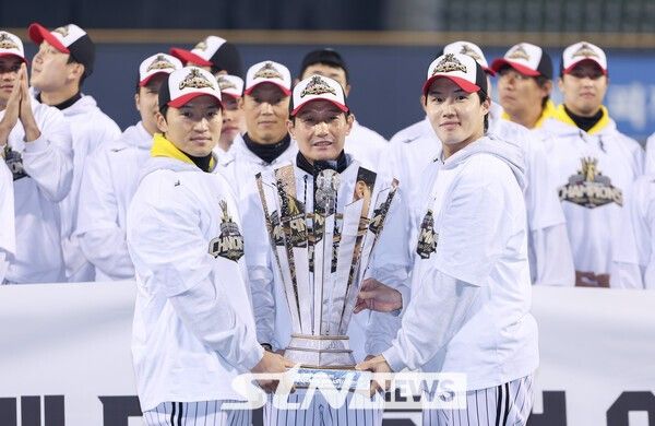 LG트윈스 주장 박해민, 염경엽 감독, 임찬규(왼쪽부터)가 1일 서울 송파구 잠실야구장에서 열린 '한국시리즈 통합우승 IN 잠실' 행사에서 트로피를 들어올리고 있다. /사진=뉴시스