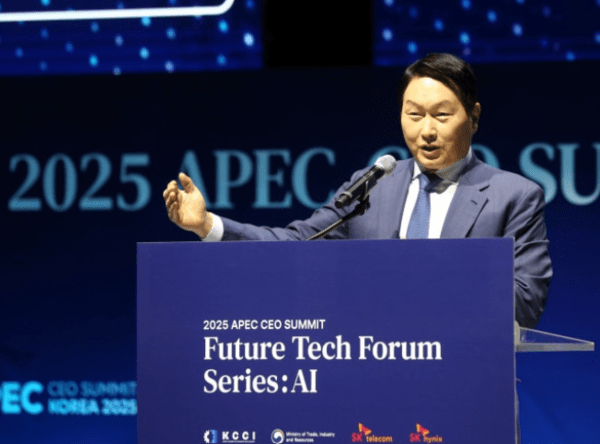 지난 3일 최태원 SK그룹 회장이 서울 강남구 코엑스 오디토리움에서 열린 'SK AI 서밋 2025' 키노트 세션에서 'AI Now & Next'를 주제로 기조연설을 하고 있다. /사진=뉴시스