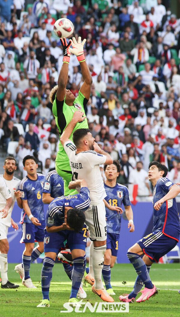 2023 AFC 아시안컵 D조 조별예선 2차전에서 이라크의 공격을 일본 골키퍼 스즈키가 막아내고 있다. /사진=뉴시스