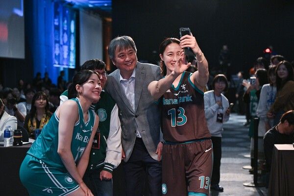 미디어데이에 함께 참여한 소속팀 이상범 감독, 양인영과 사진을 찍는 하나은행 김정은. /사진=WKBL