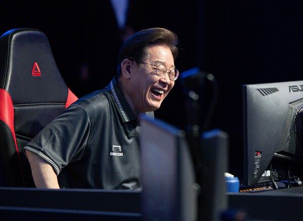 지난 5월 17일, 이재명 더불어민주당 대선 후보가 오후 광주 동구 조선대학교에 위치한 광주이스포츠경기장에서 열린 'K-콘텐츠e스포츠 LEVEL UP!' e스포츠 산업 현장간담회에서 게임 '리그오브레전드'를 체험하던 중 미소를 짓고 있다. /사진=뉴시스