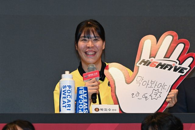 박지수가 10일 오후 2시 서울 메이필드 호텔에서 열린 BNK 2025-2026시즌 여자 프로농구 개막 미디어데이에서 각오를 밝히고 있다. /사진=한국여자농구연맹